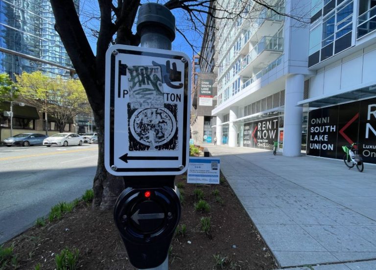 ΗΠΑ: Χάκαραν πεζοδιαβάσεις με την φωνή του Μπέζος – «Μην φορολογήσετε τους πλούσιους»