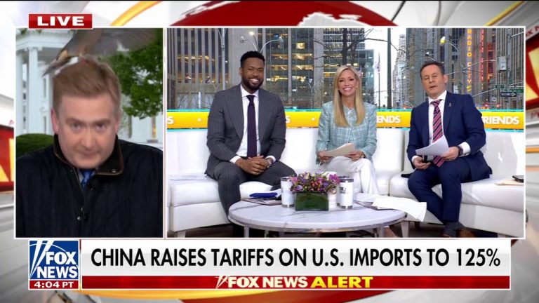 Λευκός Οίκος: Πουλί έγινε viral όταν πολιόρκησε δημοσιογράφο, ποντίκι κόβει βόλτες στην αίθουσα ενημέρωσης