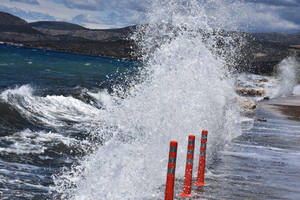 Καιρός: Θυελλώδεις άνεμοι το επόμενο διήμερο – Δεν αποκλείεται απαγορευτικό απόπλου