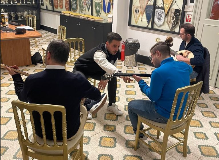 Ο Έλληνας που διδάσκει τους Τούρκους διπλοπενιές