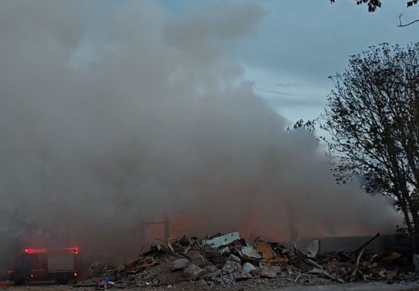 Μήνυμα από το 112 για τη φωτιά στον Βοτανικό – «Κλείστε πόρτες και παράθυρα»