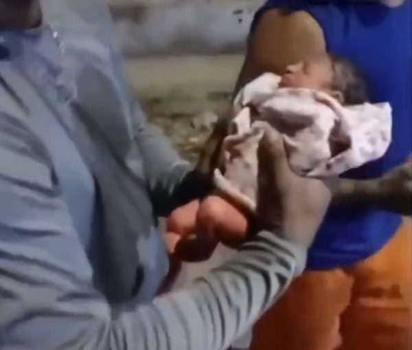 Ρίο ντε Τζανέιρο: Υπάλληλος καθαριότητας βρήκε βρέφος δίπλα σε κάδο – «Θα κάνω αίτηση να την υιοθετήσω»