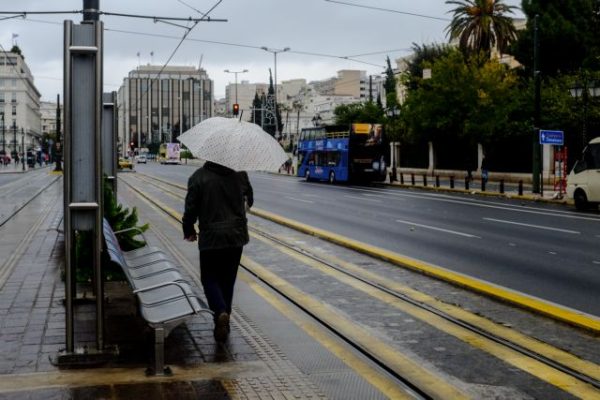 Βροχερός ο καιρός την Παρασκευή: Καταιγίδες στην Αττική από το απόγευμα