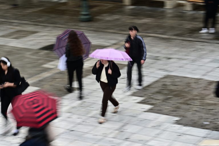 Καιρός: Μικρή πτώση της θερμοκρασίας και αφρικανική σκόνη – Πού θα βρέξει