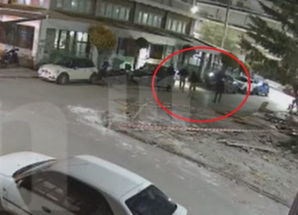 Μπουρνάζι: Βίντεο ντοκουμέντο από τη σύλληψη δύο νεαρών που απείλησαν με όπλο αστυνομικούς