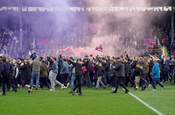 Επεισόδια μετά το Μπέρνλι – Σέφιλντ: Οπαδοί επιτέθηκαν στο πούλμαν των φιλοξενούμενων (vid)