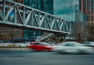 Η Goldman Sachs εκτιμά ότι οι δασμοί θα αυξήσεις τις τιμές των οχημάτων – Αναμένεται πτώση των πωλήσεων