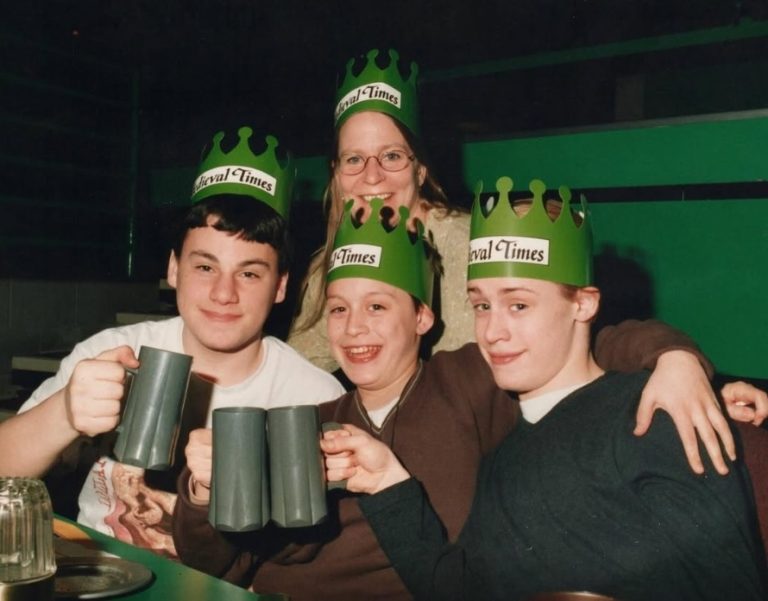 «Δεν περιμένω τίποτα από αυτόν»: Η μητέρα των αδελφών Κάλκιν ζει χωρίς κινητό, ίντερνετ και τη βοήθεια των παιδιών της