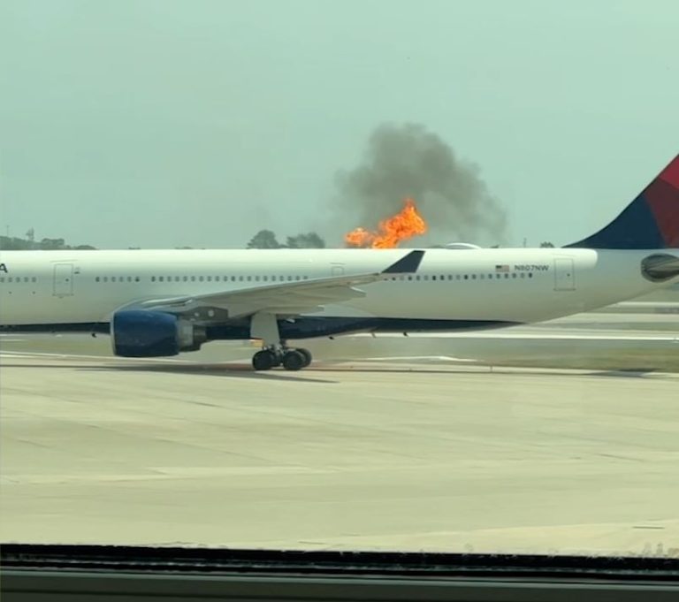 ΗΠΑ: Η στιγμή που κινητήρας αεροπλάνου της Delta Air Lines πιάνει φωτιά [βίντεο]