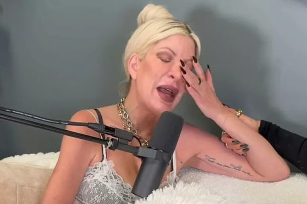 Η Τόρι Σπέλινγκ κλαίει με τη σκέψη ότι θα πεθάνει μόνη της – «Δεν ξέρω τι κάνω αυτή τη στιγμή»