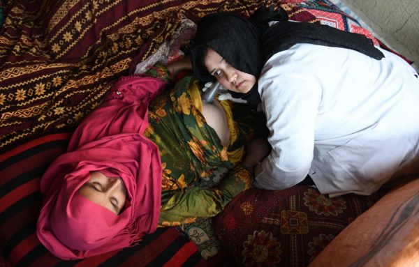 «Αυτή η γυναίκα στο Αφγανιστάν ήταν εννέα μηνών έγκυος, αλλά δεν είχε κάνει ποτέ εξετάσεις»