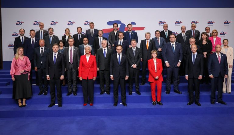 Eurogroup: Στο τραπέζι δασμοί και χρηματοδότηση αμυντικών δαπανών