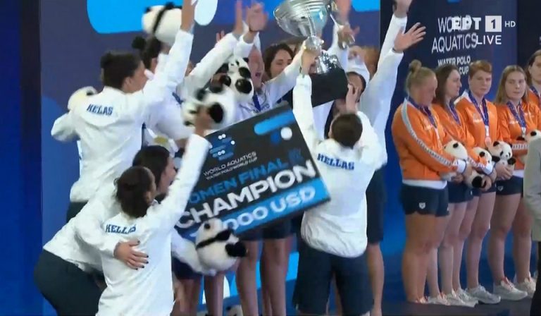 Στην κορυφή του κόσμου η Ελλάδα: Η απονομή στα «χρυσά» κορίτσια και η γαλανόλευκη ψηλά! (vids)