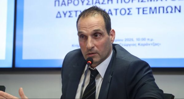 Πρόεδρος ΕΟΔΑΣΑΑΜ: Τα γυρίζει τώρα, «θα ζητήσω να αποσυρθεί» από το πόρισμα η αναφορά στην πυρόσφαιρα – «Δέχομαι απειλές»