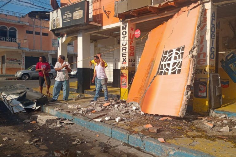 Ισημερινός: Δεκάδες τραυματίες από τα 6,3 Ρίχτερ – Καταστράφηκαν 179 σπίτια