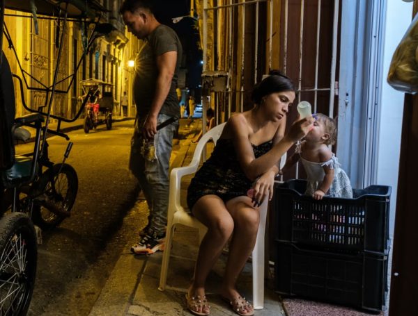 «Στην Κούβα, τα πεζοδρόμια μετατρέπονται σε σαλόνια και τα καφάσια σε κούνιες»