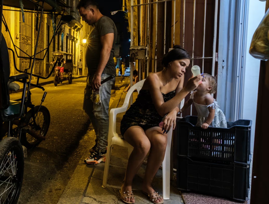 «Στην Κούβα, τα πεζοδρόμια μετατρέπονται σε σαλόνια και τα καφάσια σε κούνιες»