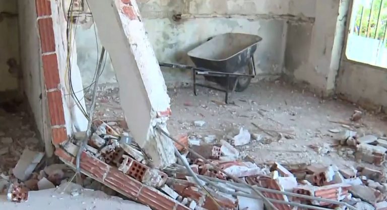 Τραγωδία στα Φάρσαλα – Νεκρός 19χρονος πυροσβέστης που ανακαίνιζε το σπίτι του και τον πλάκωσαν μπάζα