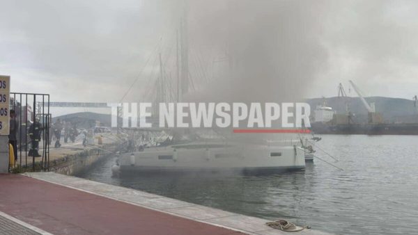 Φωτιά σε σκάφος στο λιμάνι του Βόλου