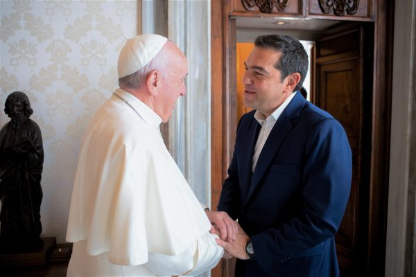 Ένας υπερασπιστής των φτωχών και ένας πολέμιος της λιτότητας – Όταν ο Πάπας Φραγκίσκος συνάντησε τον Αλέξη Τσίπρα