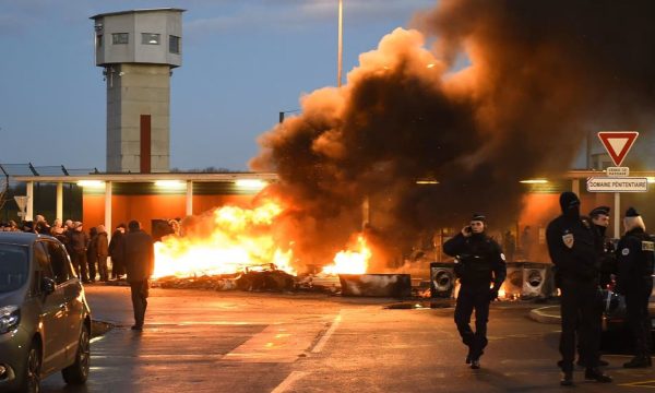 Γαλλία: Αυτοκίνητα σωφρονιστικών στις φλόγες σε 8 φυλακές και «γάζωμα» με καλάσνικοφ