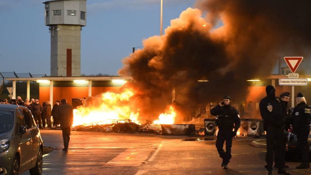 Γαλλία: Αυτοκίνητα σωφρονιστικών στις φλόγες σε 8 φυλακές και «γάζωμα» με καλάσνικοφ