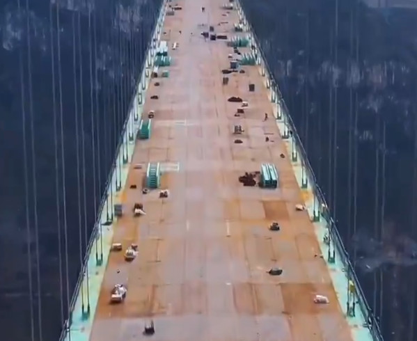 Κίνα: Η πιο ψηλή γέφυρα του κόσμου ετοιμάζεται να ανοίξει – Διαδρομή μίας ώρας σε… 2 λεπτά