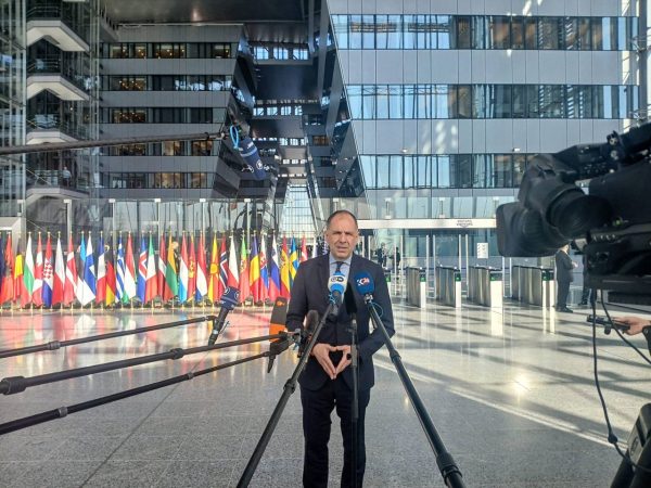 Γεραπετρίτης από Βρυξέλλες: «Ο πόλεμος στην Ουκρανία αφορά την παγκόσμια σταθερότητα»