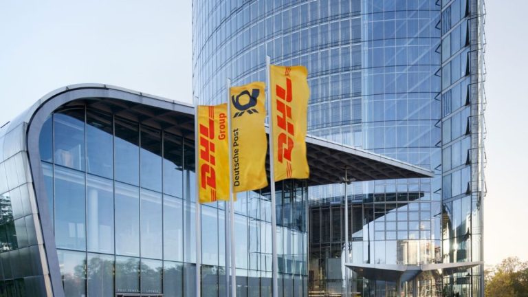 Δασμοί: H DHL αναστέλλει τις παραγγελίες άνω των 800 δολαρίων στις ΗΠΑ