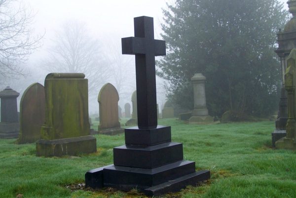 ΗΠΑ: Σε ερωτικό ενσταντανέ εντοπίστηκε ένα ζευγάρι σε… νεκροταφείο