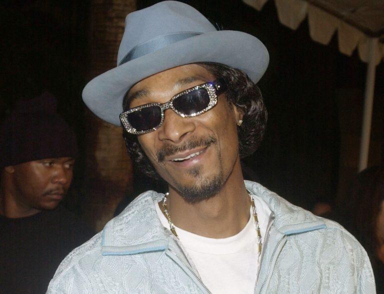 Ο Ed Sheeran παρακολουθεί τον Snoop Dogg να στρίβει ένα τσιγάρο μαριχουάνα και θυμάται την φορά που κάπνισαν μαζί