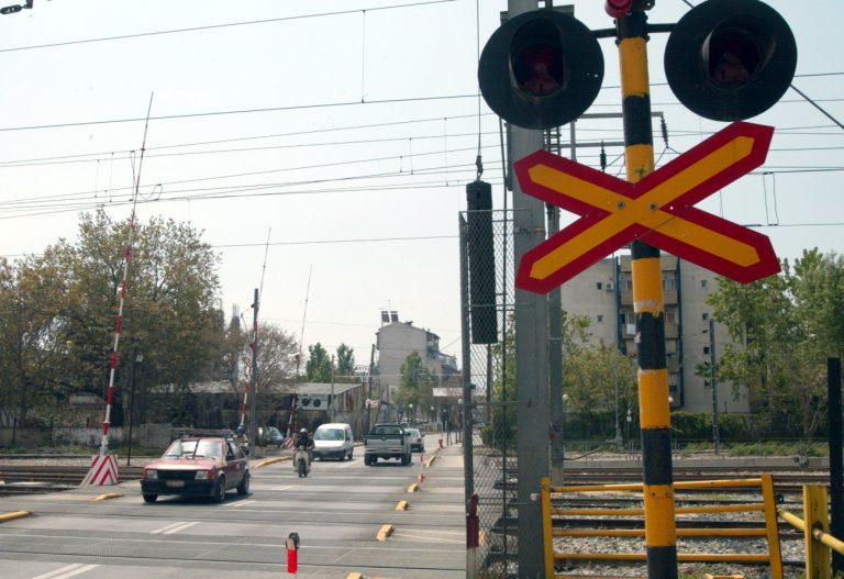 Άγιοι Ανάργυροι: Σταμάτησε τρένο σε σήραγγα μισή ώρα από βραχυκύκλωμα που προκάλεσαν οδηγοί σε διάβαση