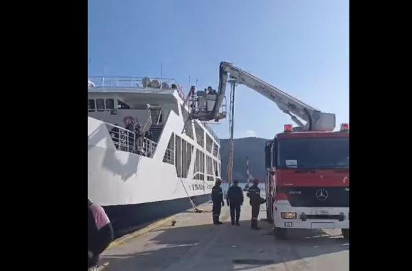 Ηγουμενίτσα: Έσπασε ο καταπέλτης πλοίου – Με βραχιονοφόρο όχημα της Πυροσβεστικής αποβιβάστηκαν οι επιβάτες