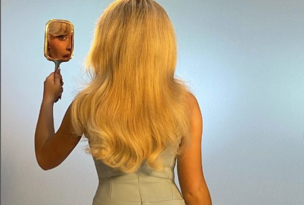 Δόξα τω TikTok όλοι είναι μουσικοί κι η μουσική η ίδια: Γιατί η ποπ «συρρίκνωσε» τα τραγούδια της;