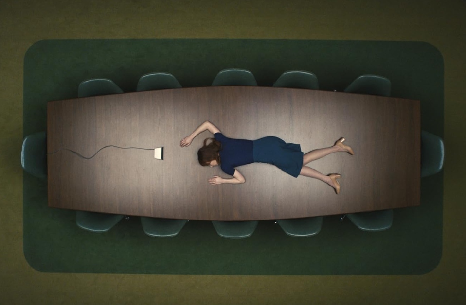 «Severance»: Πώς μια σειρά που ασκεί δριμεία κριτική στον καπιταλισμό μπαίνει στην Apple TV;