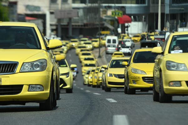 Χωρίς ταξί αύριο η Αθήνα – 24ωρη απεργία για τις λεωφορειολωρίδες
