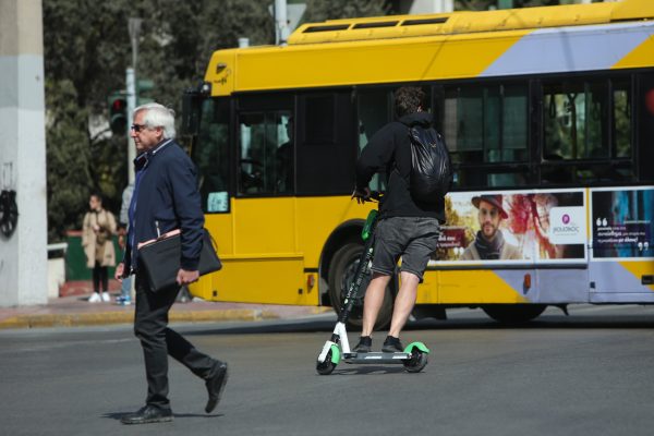 Ηλεκτρικό πατίνι έτρεχε με σχεδόν 120 χλμ. την ώρα στη Συγγρού (βίντεο)