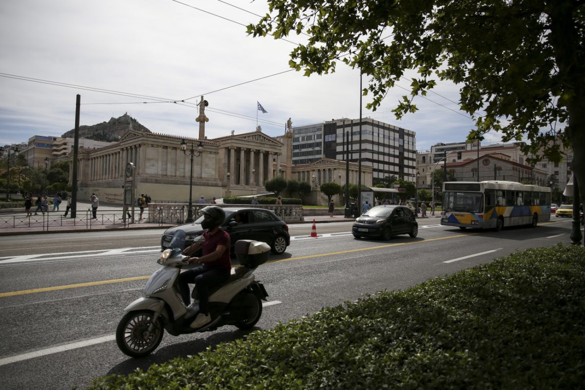 Καταδίωξη και σύλληψη μεθυσμένου οδηγού στο κέντρο της Αθήνας – Έκανε επικίνδυνους ελιγμούς και περνούσε με κόκκινο