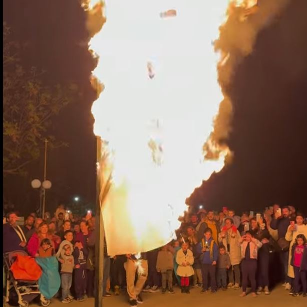 Το κάψιμο του Ιούδα – Το ξεχωριστό έθιμο που αναβίωσε στην Εύβοια