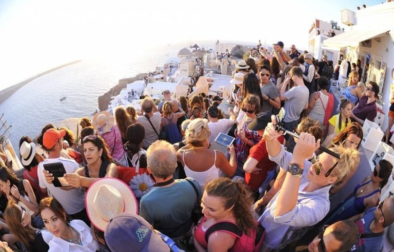 Ποιοι ταξιδιώτες αφήνουν τα μπάνια στη Μεσόγειο για… cool διακοπές στη Β. Ευρώπη