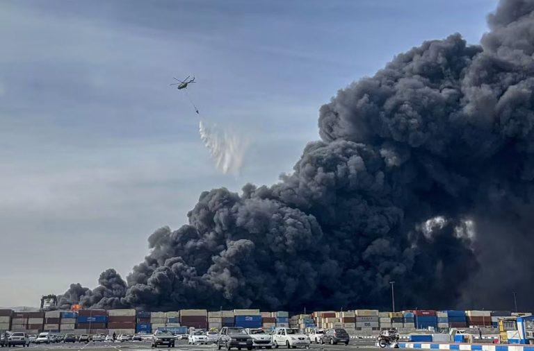 Εικόνες Αποκάλυψης στο λιμάνι του Ιράν – Τουλάχιστον 8 νεκροί και 700 τραυματίες [βίντεο]