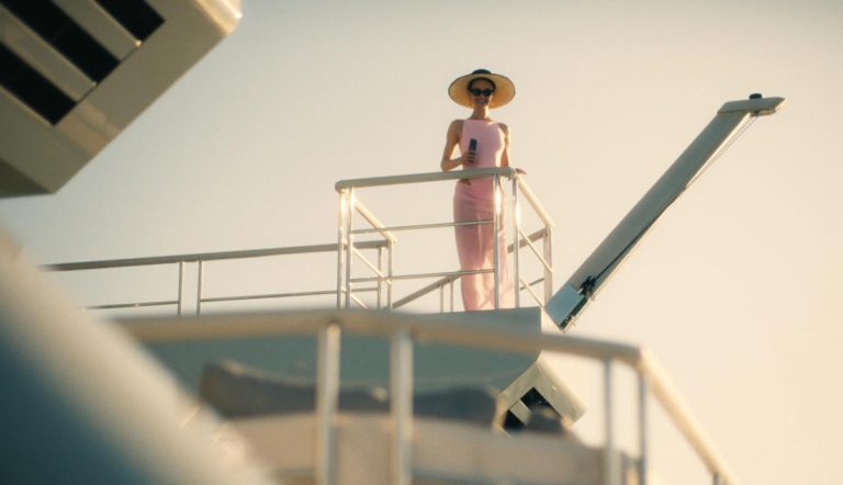 «Τhe White Lotus»: Πώς η μόδα «ερωτεύτηκε» την επιτυχημένη σειρά – και μπήκε στις ντουλάπες μας