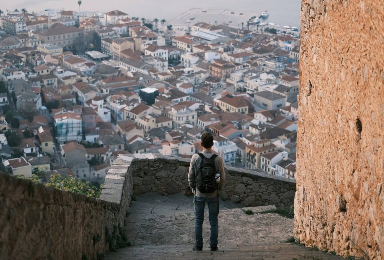 2025: Ο τουρισμός στις «δαγκάνες» των δασμών Τραμπ – Οι «καραμπόλες» και η περιοχή έκπληξη στην Ελλάδα