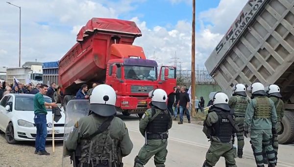 Με επεισόδια υποδέχθηκαν τον Μητσοτάκη στην Κοζάνη