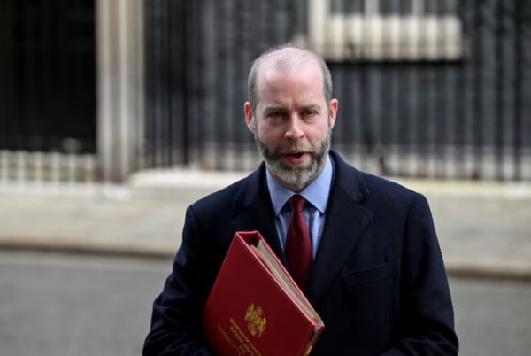 Δασμοί Τραμπ: Η Βρετανία θα επιδιώξει συμφωνία και δεν θα ανταποδώσει άμεσα