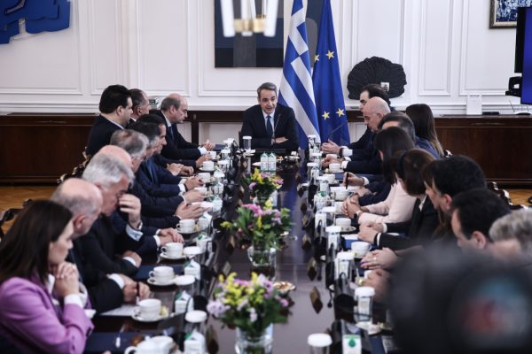 Τα λάθη της κυβέρνησης, οι αστοχίες, οι ερασιτεχνισμοί και το μετέωρο βήμα της ΝΔ προς την ενότητα