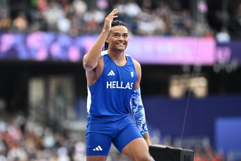 O Εμμανουήλ Καραλής έγινε… βιβλίο (pics)