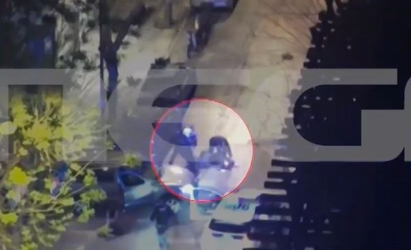 H στιγμή της σύλληψης του 27χρονου μετά από κινηματογραφική καταδίωξη στο κέντρο της Αθήνας – Βίντεο ντοκουμέντο