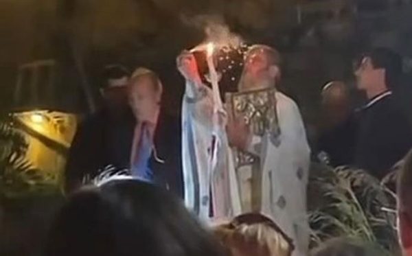 Κεφαλονιά: Ιερέας έριξε πρώτος κροτίδες στην Ανάσταση – Τις άναψε με το Άγιο Φως