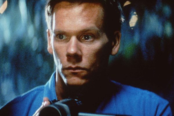 Όταν ο Κέβιν Μπέικον έπεσε πάνω σε ένα πτώμα στα γυρίσματα της καλτ ταινίας «Wild Things» του 1998